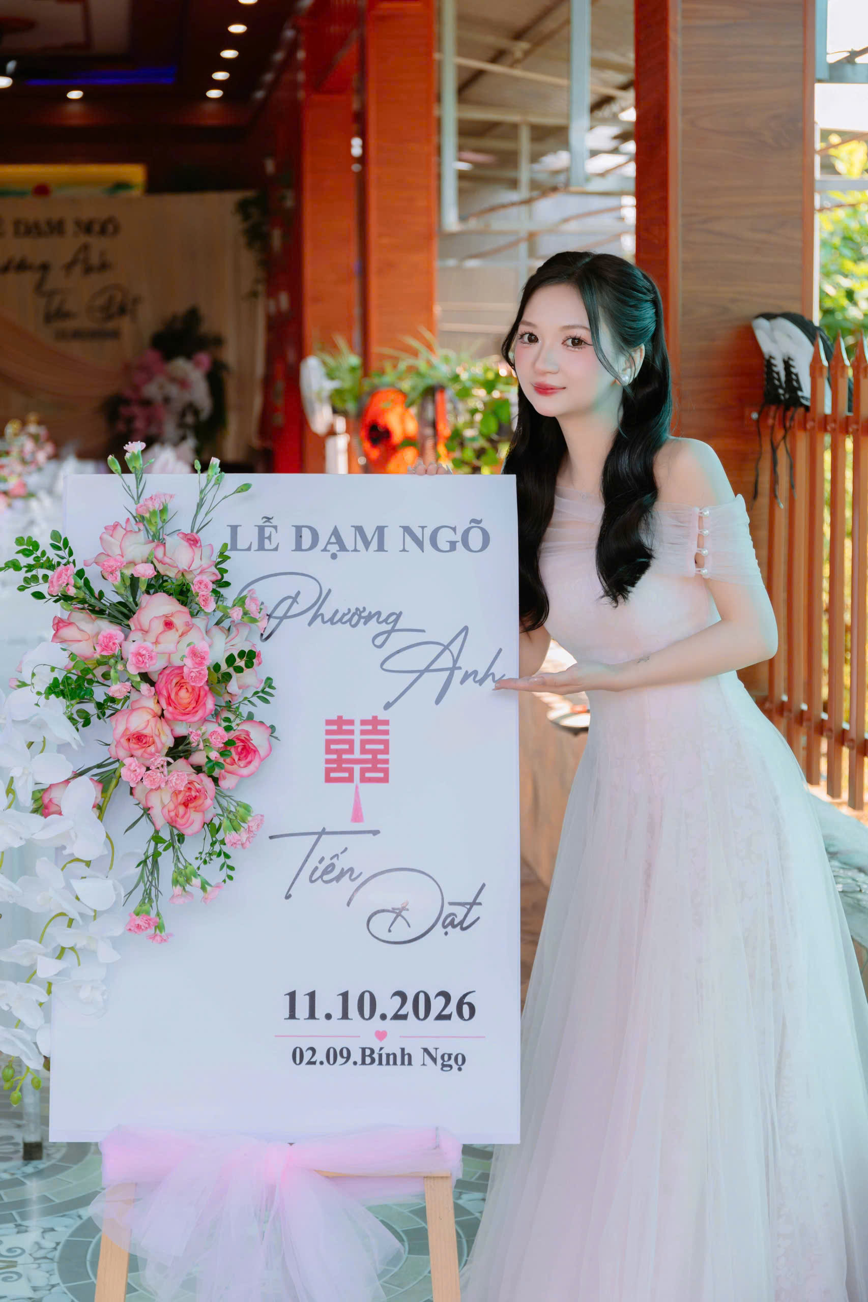 Phương Anh bên bảng lễ dạm ngõ